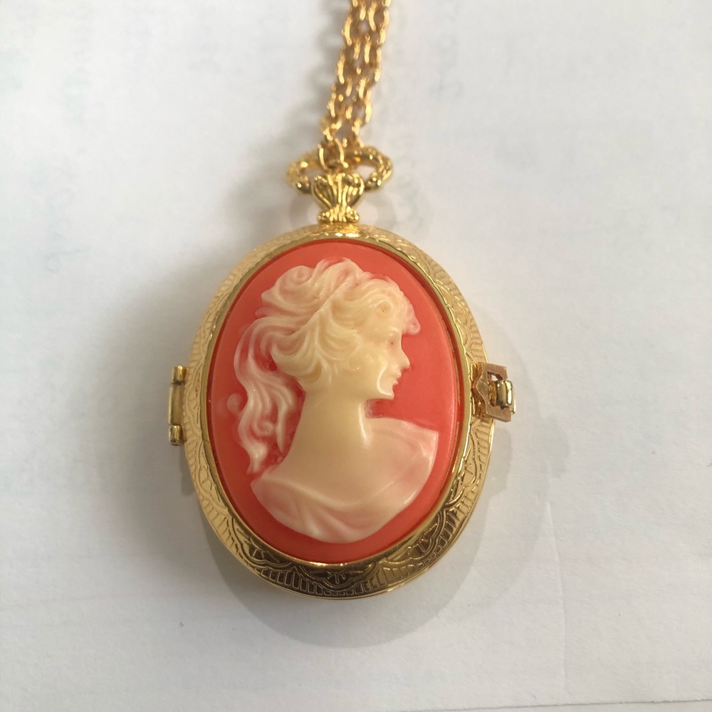 **VINTAGE VICTORIAN STYLE PENDANT WITH CHAIN**